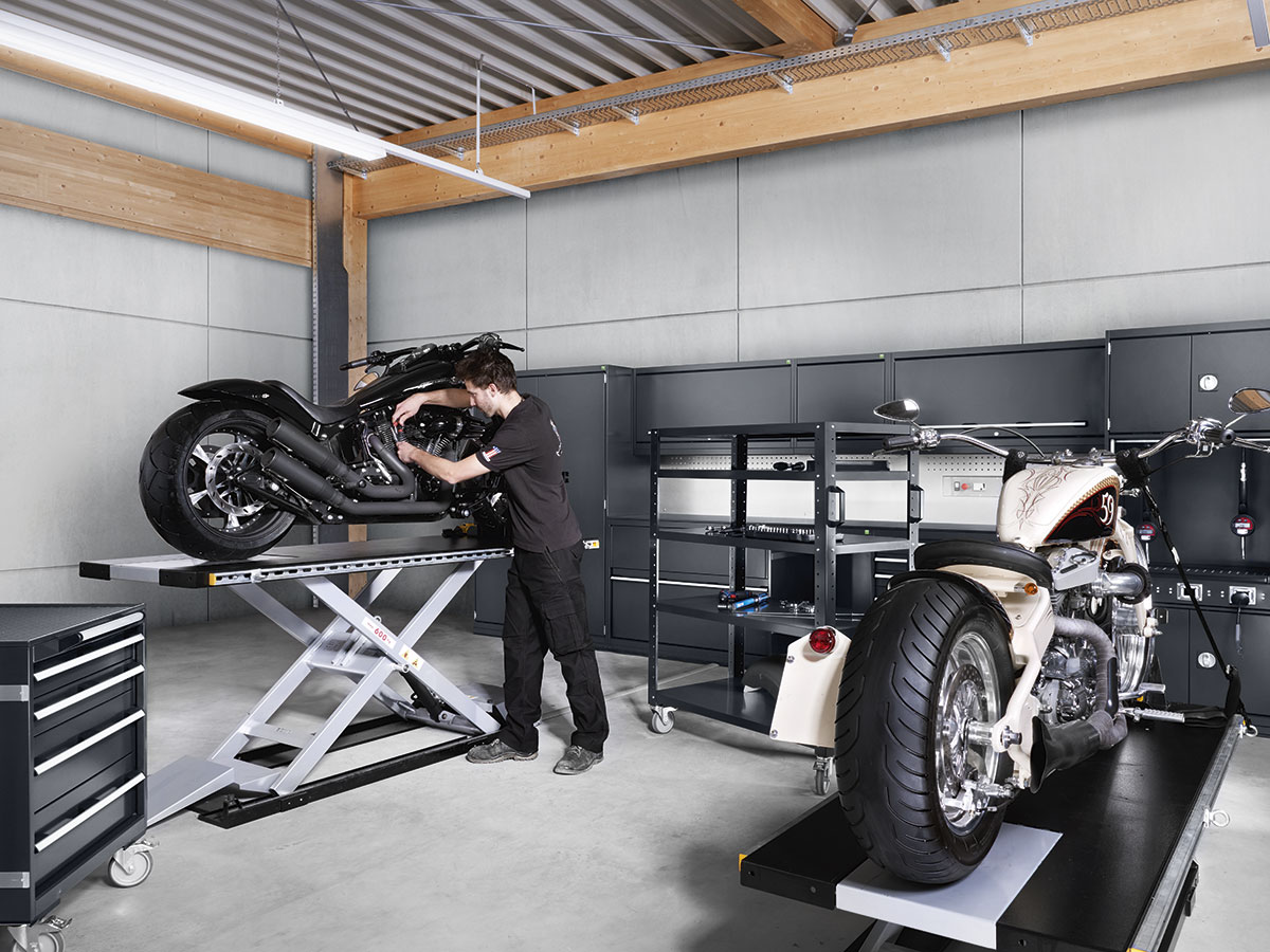 Mobilier et équipement d'atelier moto