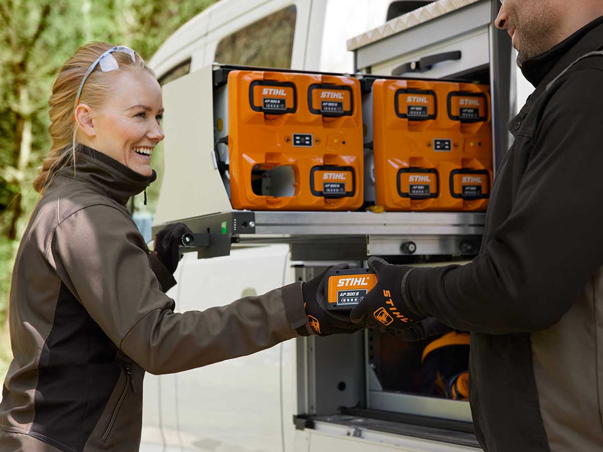 Stocker et charger les accumulateurs en toute sécurité, même sur le véhicule à plateau.