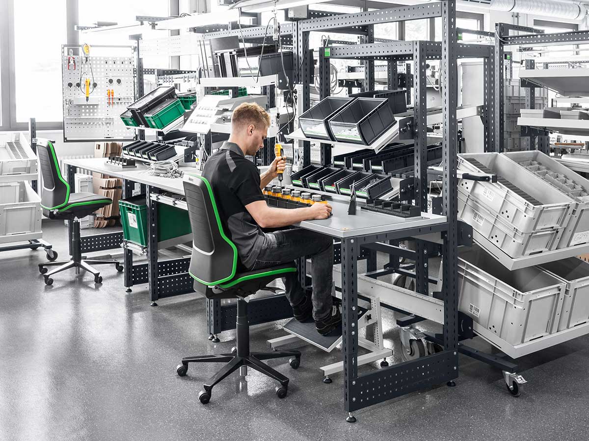 Pas de faux mouvements avec l'ergonomie au poste de travail de montage.