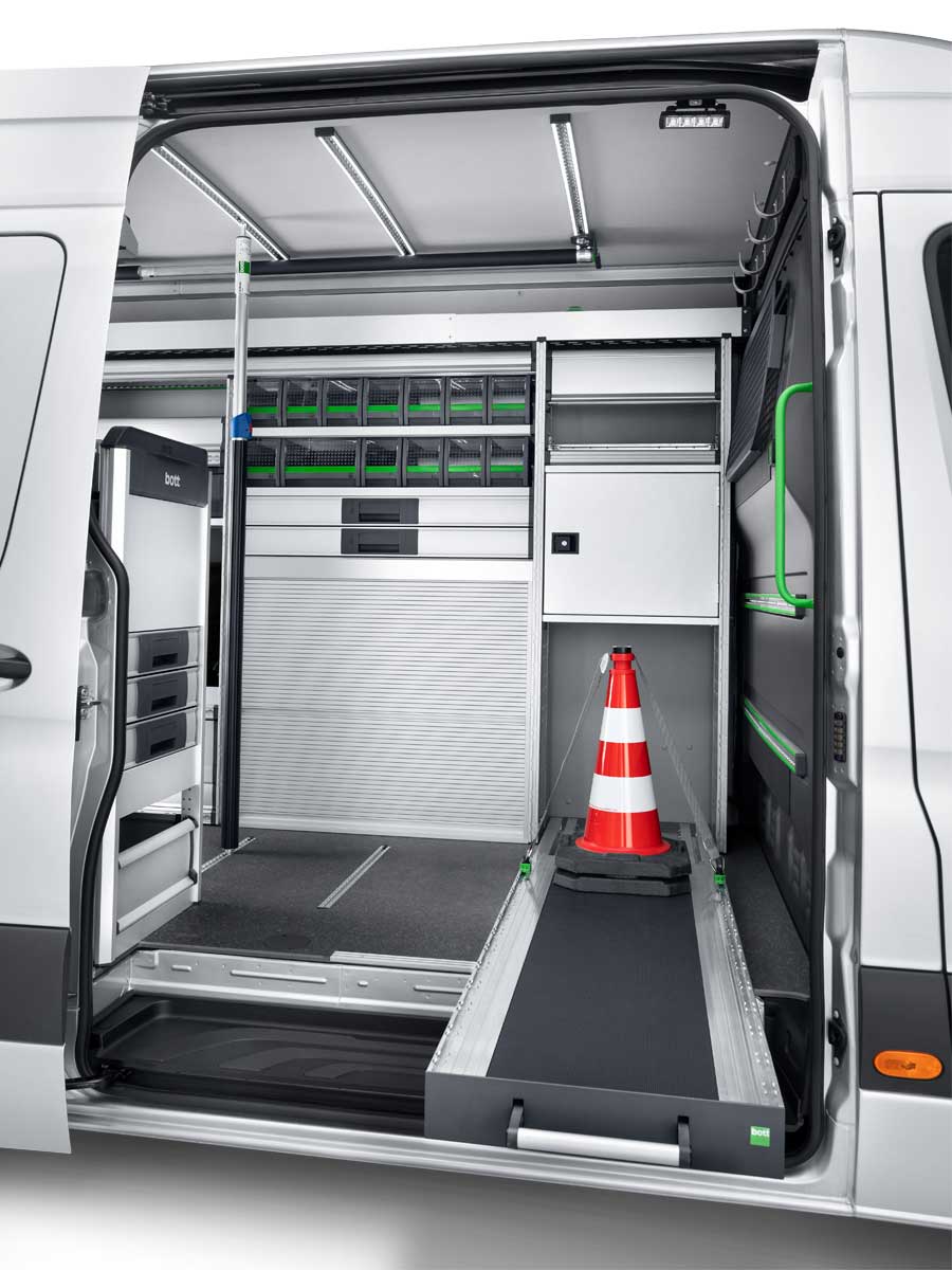 Les tiroirs de l'aménagement de véhicule bott vario3 permettent également de sécuriser les marchandises encombrantes pour le transport.