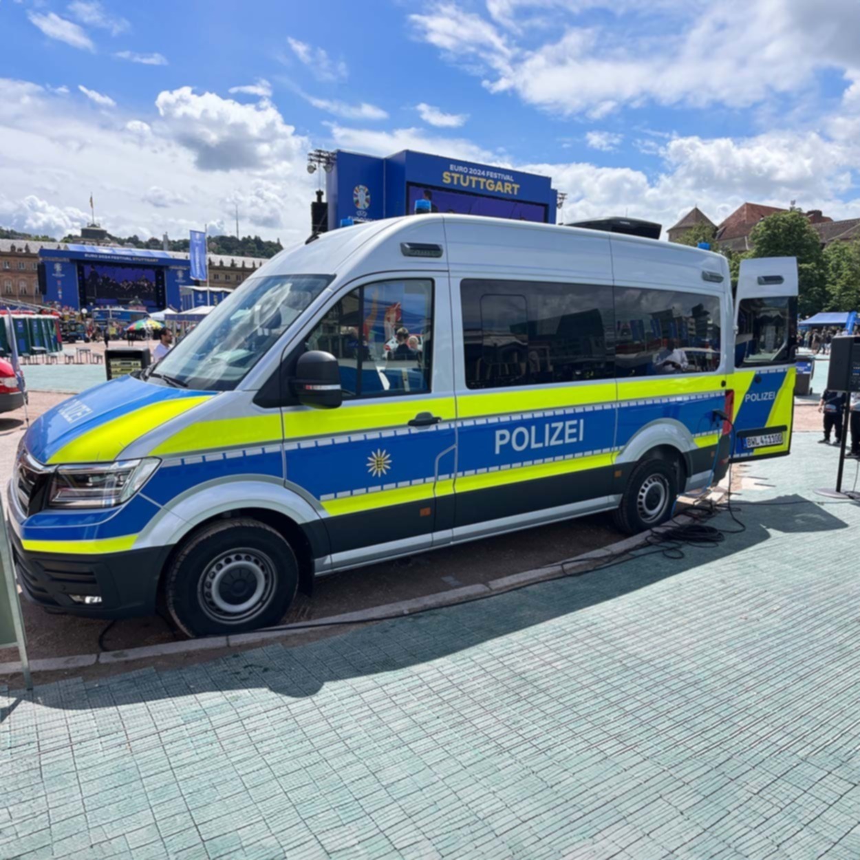Mobile Polizeiwache von außen mit Außeneinspeisung für Stromnetze