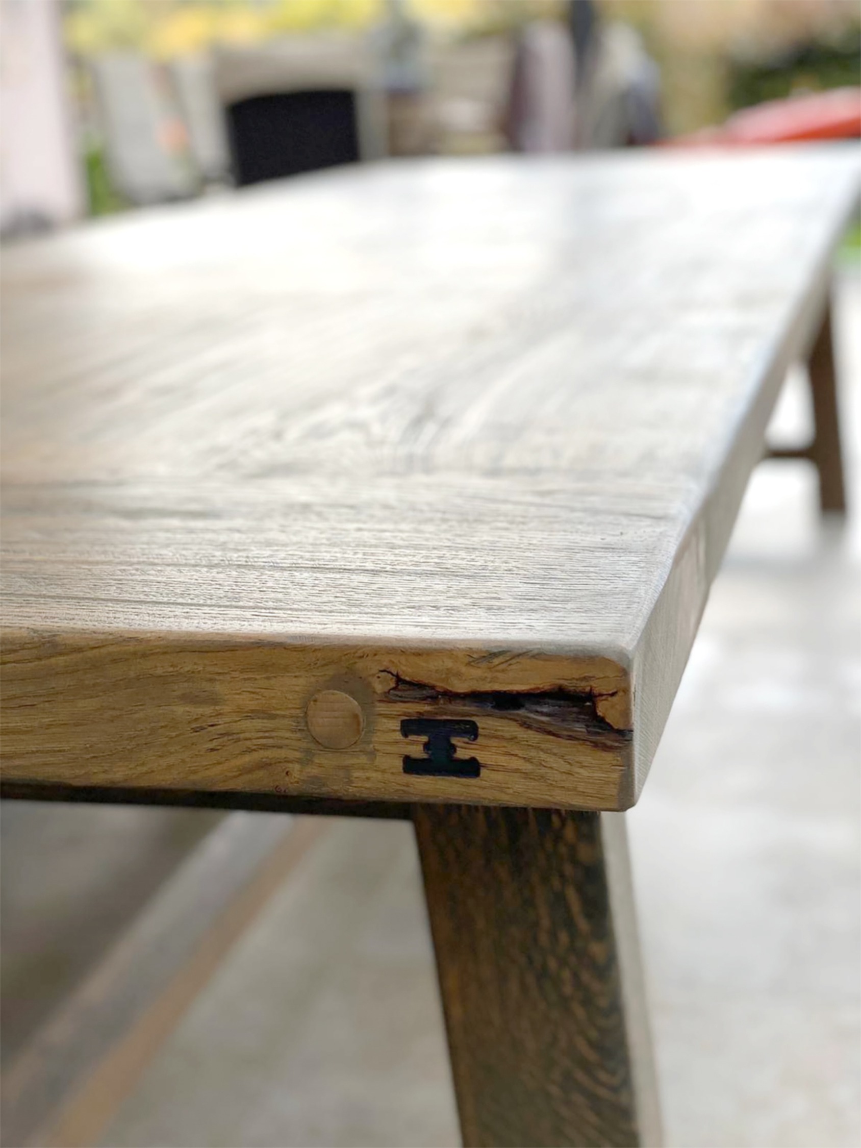 Un plateau de travail en bois massif dans un atelier.