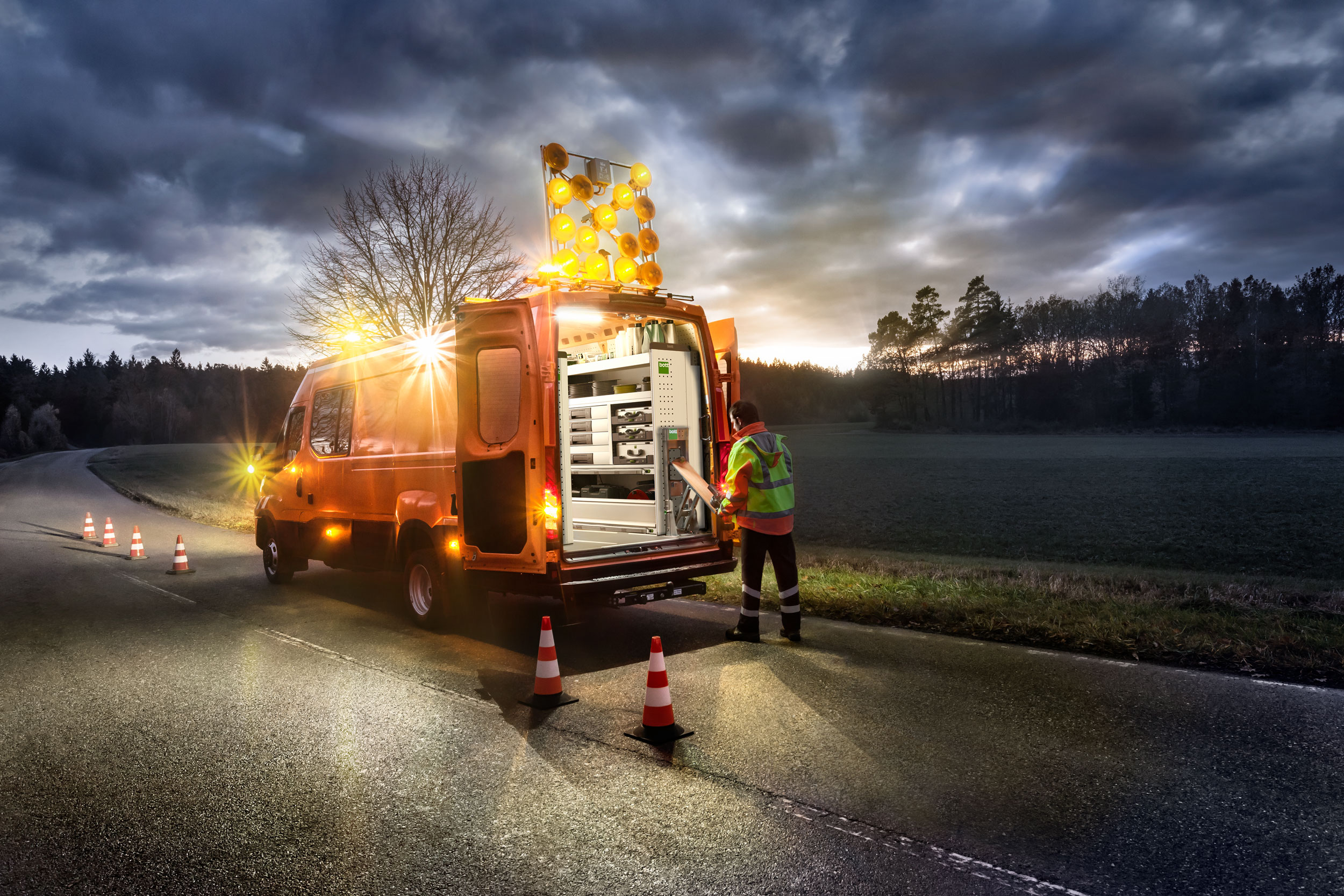 Sur demande, nous intégrons dans votre véhicule de service des solutions adaptées pour l'éclairage supplémentaire : éclairage intérieur, projecteurs de travail ou feux de signalisation de chantier.