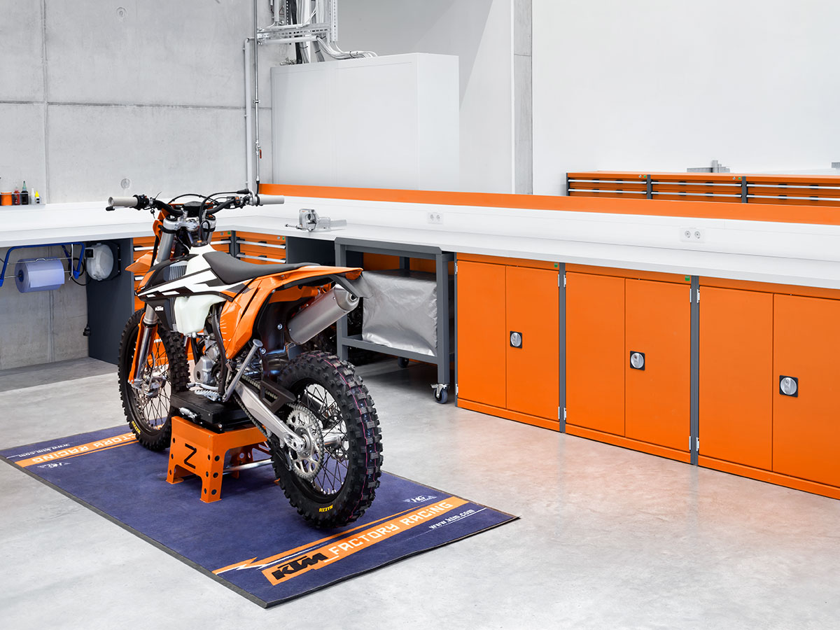 Aménagement et mobilier industriel cubio de bott pour l’entretien de motos