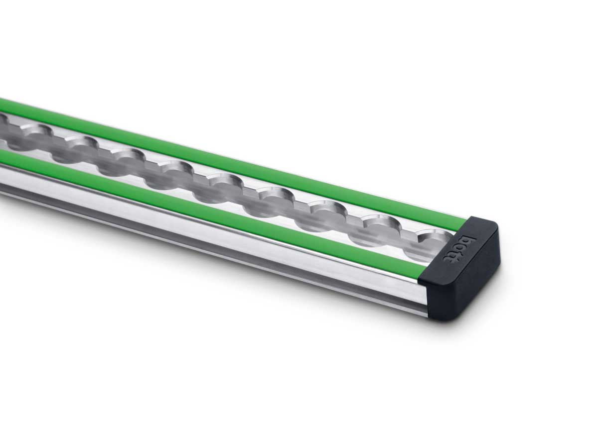 Sécurisation optimale du chargement avec rail d'arrimage pour camionnettes, voitures, véhicules à plateau.