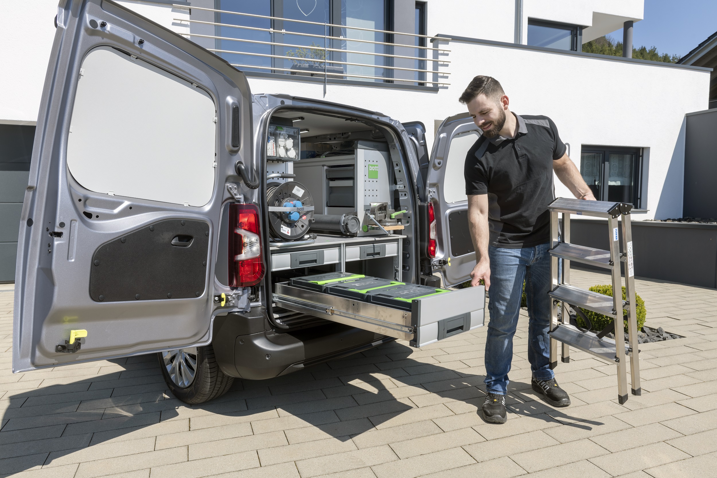 Aménagement de véhicules pour les artisans, module extractible sous le plancher pour les électriciens