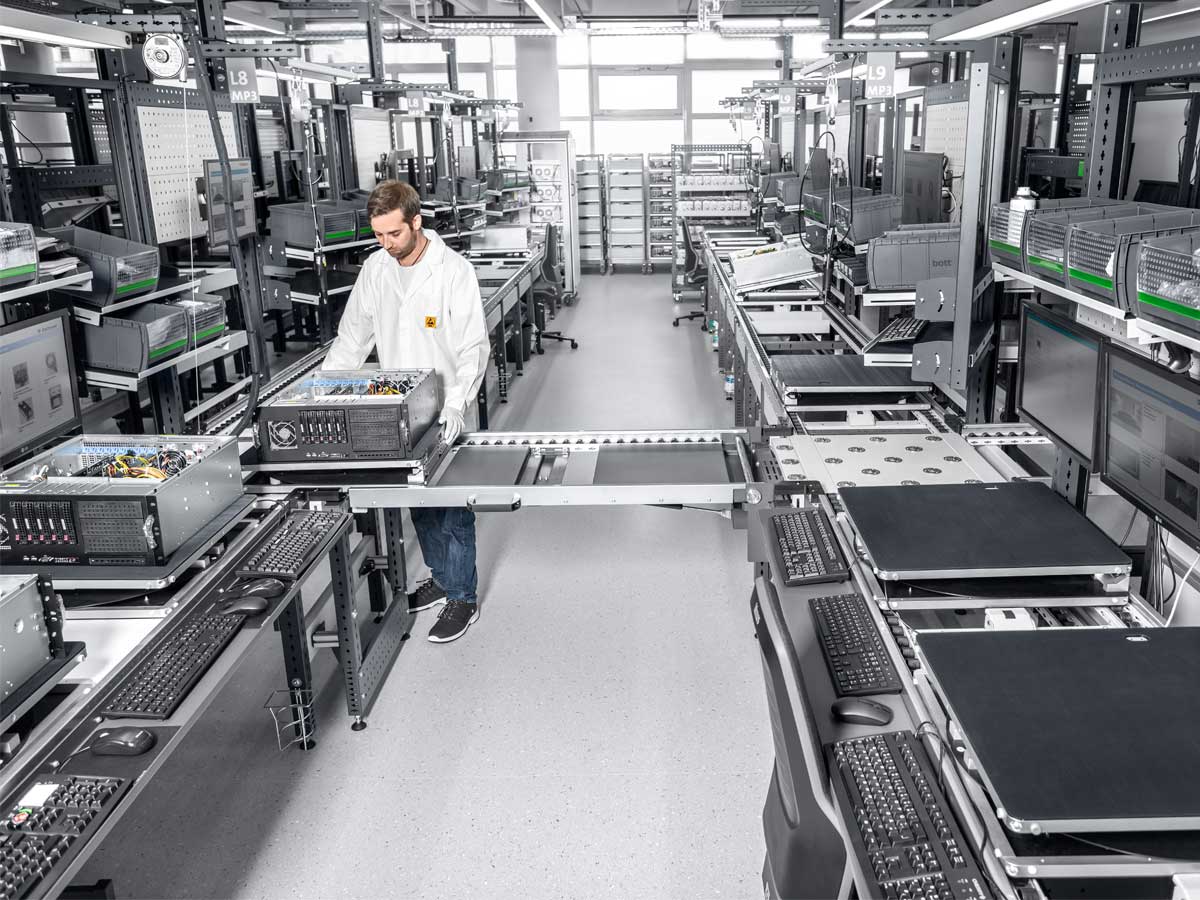 Ligne de montage avec convoyeur à rouleaux